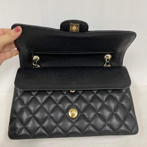 ❌️SOLD❌️ Like New Classic Medium Flap - Picture 5 of 11